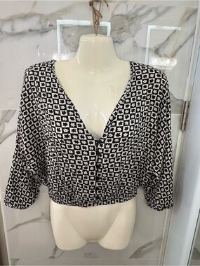 Kendall & Kylie Black and White Geometric Crop Top